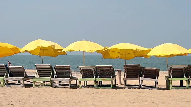 Liegestuhl mit Sonnenschirm in Strandnähe — Stockvideo