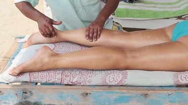 terapistin ellerini bacak yapıyor kadına Masaj.