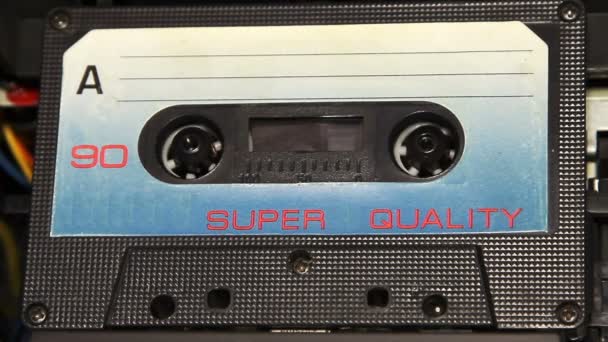 Cinta de casete de audio vintage con una etiqueta blanca en blanco — Vídeo de stock