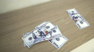 Düşen yüz dolarlık banknot yakın çekim