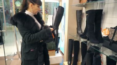 Genç kız butik kışlık botlar seçer