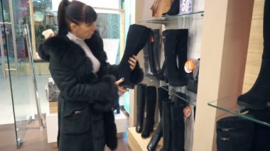 Genç kız butik kışlık botlar seçer
