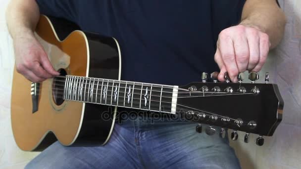 Музыкальный инструмент с руками гитариста — стоковое видео