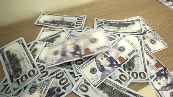 Banconote da cento dollari in caduta da vicino — Video Stock