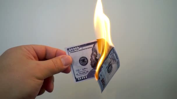 Рука с горящей банкнотой в сто долларов — стоковое видео
