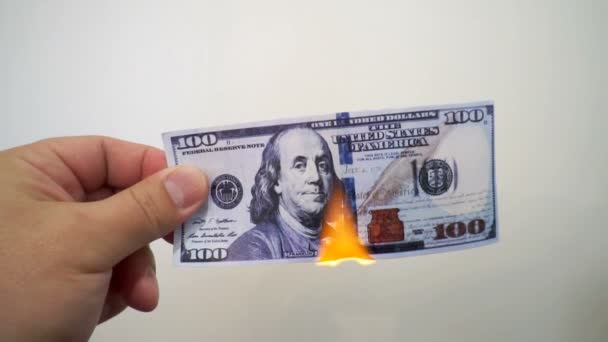 Ręka trzyma Płonący kilkuset dolarów banknotów — Wideo stockowe