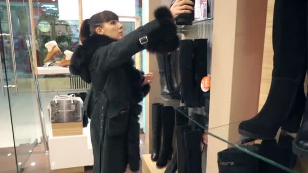 Młoda Dziewczyna Wybiera Się Butach Zimowych Boutique — Wideo stockowe