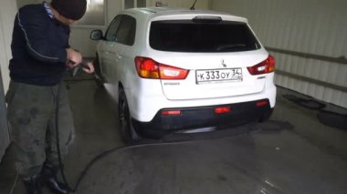 Araba yıkama. Yüksek basınçlı su kullanarak araba temizleme.