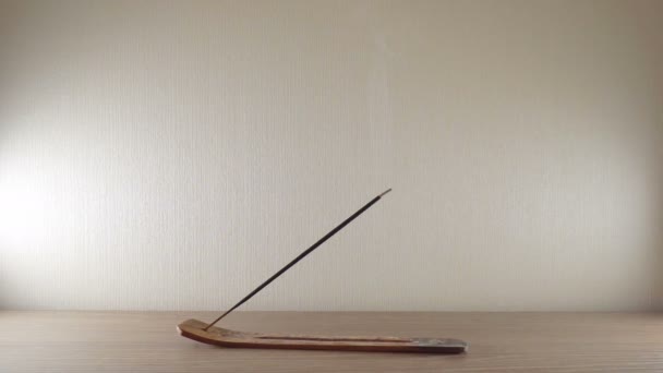 Palitos de incenso em um intestino em uma mesa de madeira com fumaça de incenso . — Vídeo de Stock