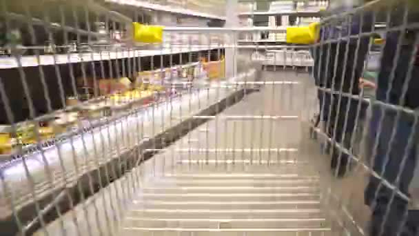Εμπορική έννοια σε σούπερ μάρκετ για γρήγορη καταναλωτισμού — Αρχείο Βίντεο