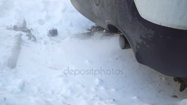 Giftiga gaser är uttömda på avgasröret på en bil, förorenar atmosfären. — Stockvideo