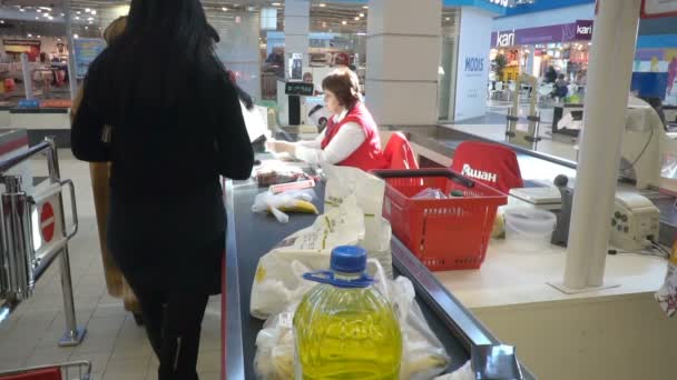 People shopping in hypermarket . — Stock Video