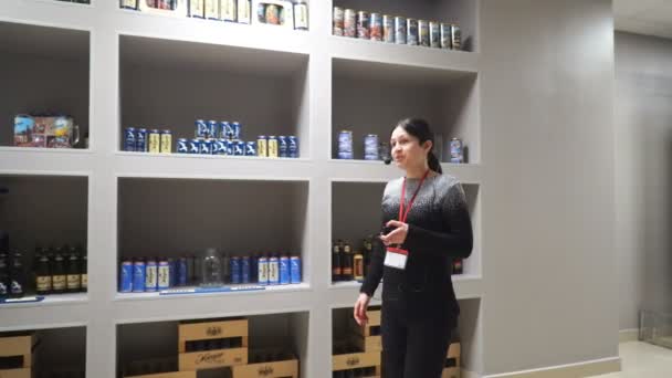 Mujer lleva a cabo una presentación en la empresa cervecera de Moscú . — Vídeos de Stock