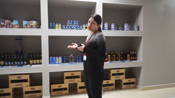 Mujer lleva a cabo una presentación en la empresa cervecera de Moscú . — Vídeo de stock