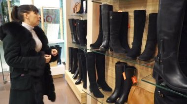 Genç kız butik kışlık botlar seçer