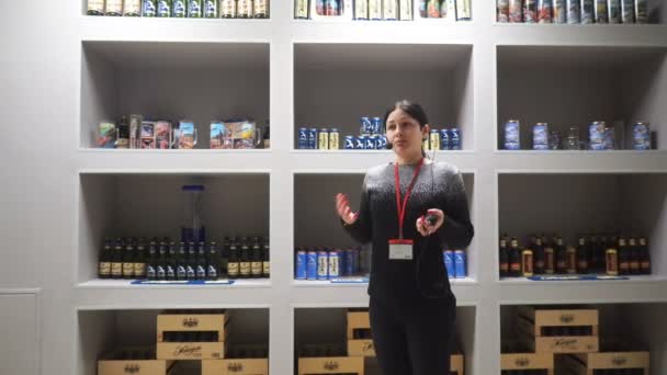 Žena má prezentace v Moskvě Beer Brewing Company. — Stock video