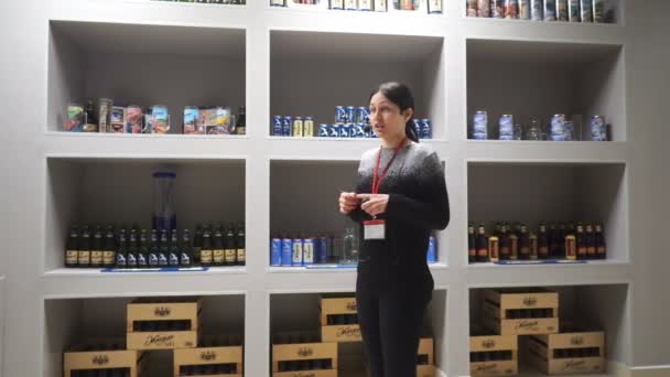 Mujer lleva a cabo una presentación en la empresa cervecera de Moscú . — Vídeos de Stock