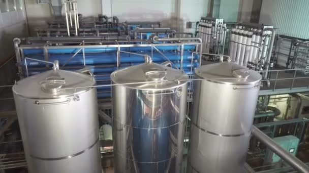 Moderní filtrační systém za velké pivo společnosti — Stock video