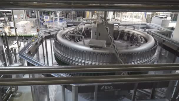 マシンを瓶詰め水の現代コンベヤー — ストック動画