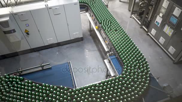 Modern conveyor for water bottling machine — Stock Video