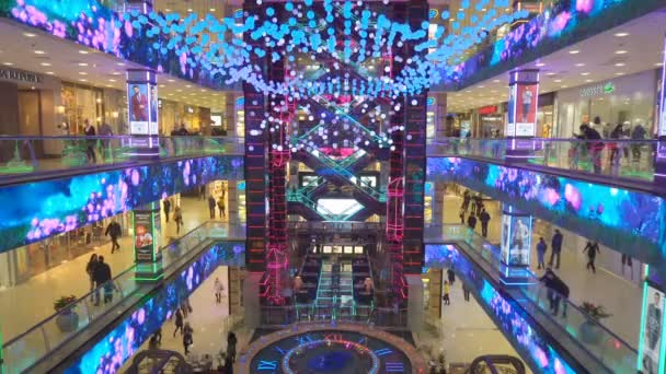 Futuristische ontwerp van het atrium in het shopping center Evropeisky — Stockvideo