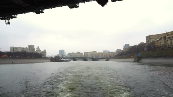Recorrido turístico por el río Moscú — Vídeo de stock