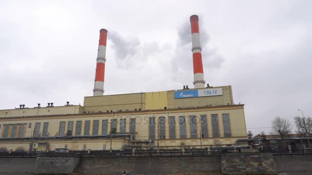 Thermal power station Mosenergo at embankment of Moscow River — Stock Video