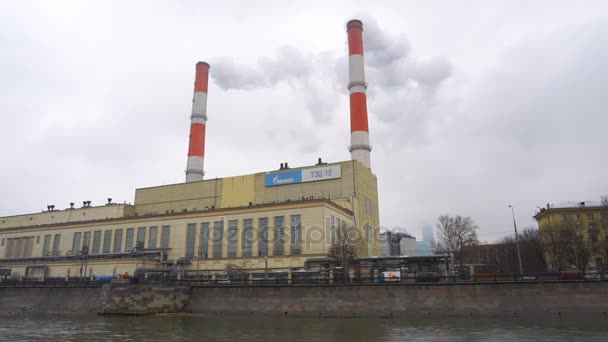 Thermal power station Mosenergo at embankment of Moscow River — Stock Video