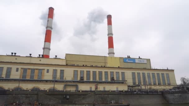 Thermal power station Mosenergo at embankment of Moscow River — Stock Video
