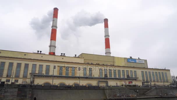 Central térmica Mosenergo en el terraplén del río Moscú — Vídeo de stock