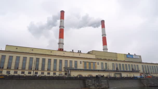 Thermal power station Mosenergo at embankment of Moscow River — Stock Video