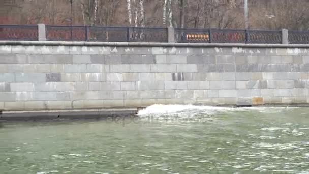 Die Welle läuft dem Schiff am Flussbett hinterher — Stockvideo