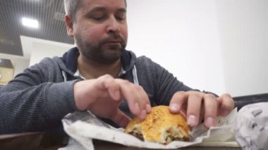 Hangry adam yeme büyük hamburger fast food Cafe