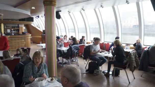 Visitantes dentro del restaurante en un barco turístico a lo largo del río Moscú — Vídeos de Stock