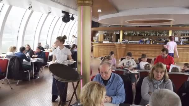 Οι επισκέπτες στο εσωτερικό του εστιατορίου σε μια βάρκα στα αξιοθέατα κατά μήκος του ποταμού Μόσχα — Αρχείο Βίντεο