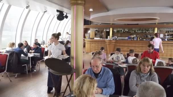 Visitatori all'interno del ristorante su una barca turistica lungo il fiume Mosca — Video Stock