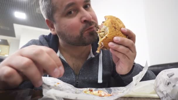Hladový Člověk Jíst Velké Hamburger Rychlé Občerstvení Café — Stock video