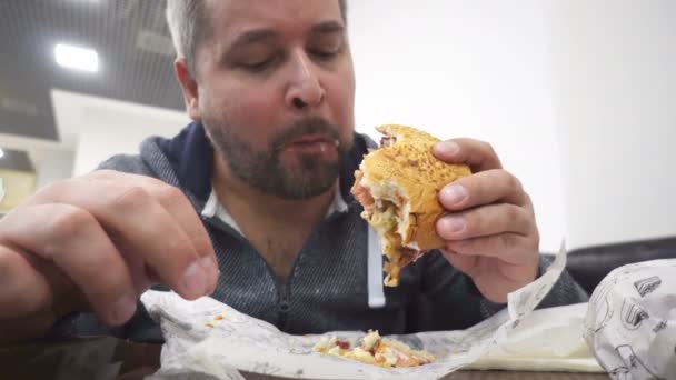 Hangry Mężczyzna Jedzenie Duży Hamburger Fast Food Café — Wideo stockowe
