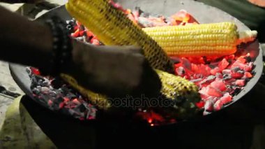 Karanlık closeup kömürlerin üzerinde kavrulmuş Mısır