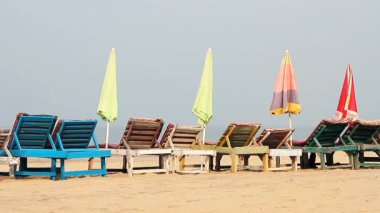 Sandalye şemsiye plaja yakın ile