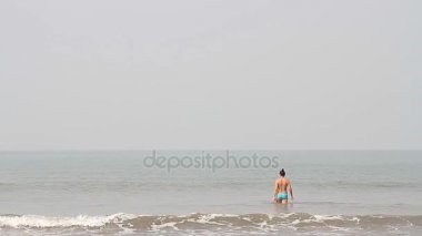 Plajda Yüzme mutlu genç erkek