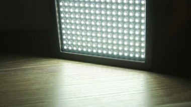 Led ışık Masası karanlıkta kapalı geçiş