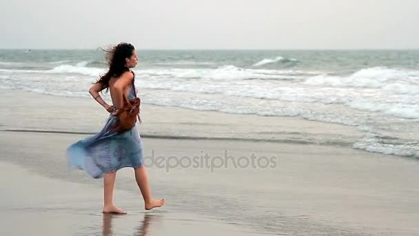 Onbekende vrouw dansen op het strand. — Stockvideo