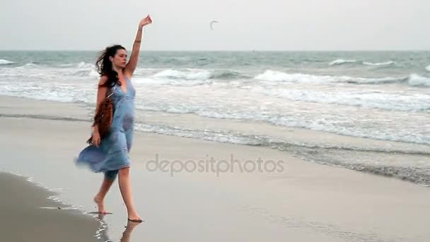 Goa Índia Fevereiro 2016 Mulher Não Identificada Dançando Praia — Vídeo de Stock