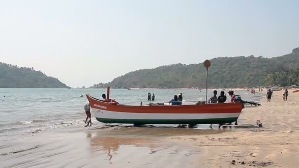Fiskebåt på stranden Palolem — Stockvideo