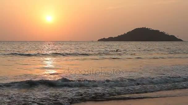 Puesta de sol perfecta en la playa — Vídeo de stock