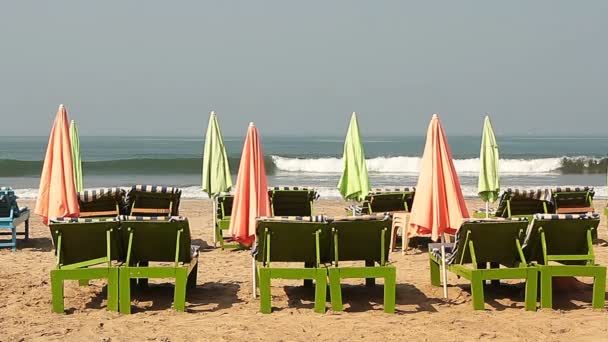 Silla con paraguas cerca de la playa — Vídeo de stock