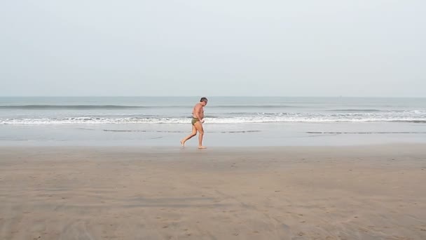 Goa India February 2016 Unidentified Man Running Beach — Stock Video