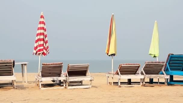 Liegestuhl Mit Sonnenschirm Strandnähe — Stockvideo