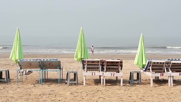 Silla Con Paraguas Cerca Playa — Vídeo de stock